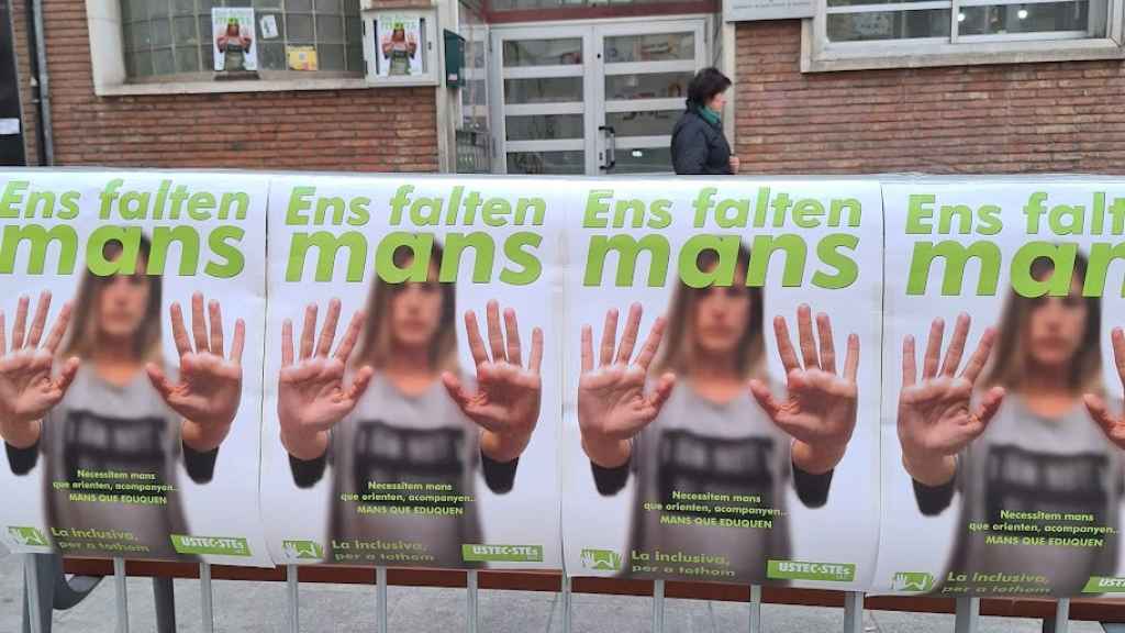 Carteles de la campaña Nos faltan manos