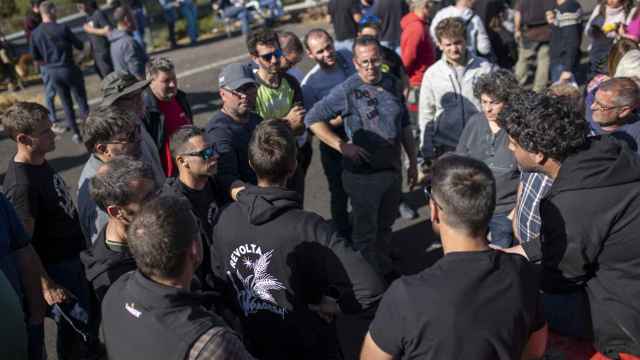 Asamblea de agricultores en la AP-7 en Pontós