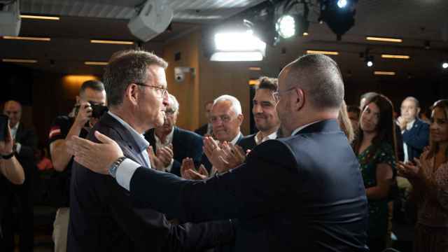 El presidente del PP, Alberto Núñez Feijóo (i), y el líder del PP en Cataluña, Alejandro Fernández (d)