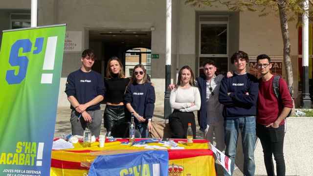 Punto informativo de S'ha Acabat! en la Muestra de Asociaciones Estudiantiles de la UPF en 2024