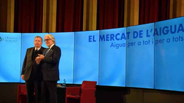 Baldiri Ros (i.) y Josep Sánchez Llibre (d.), en la jornada El mercado del agua celebrada en la sede de Foment del Treball
