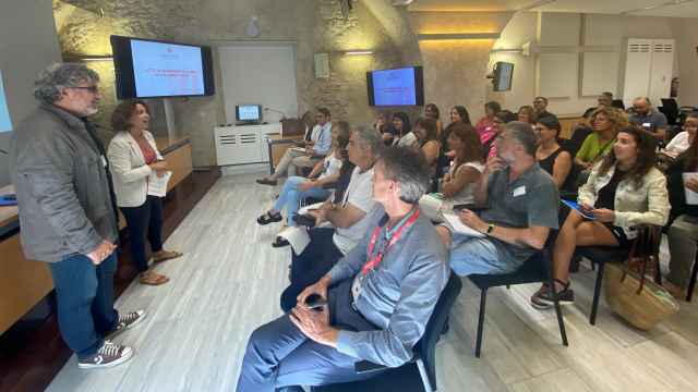 La delegada del Govern en Girona, Laia Cañigueral, y el director de servicios territoriales de Educació en Girona, Adam Manyé, en la bienvenida a los nuevos directores de colegios e institutos públicos de la provincia, en septiembre de 2023