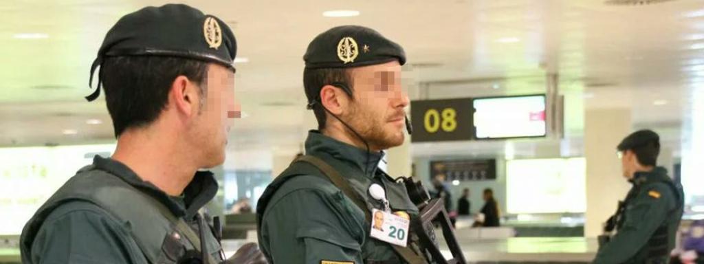 Dos efectius del GAR de la Guàrdia Civil, a l'aeroport del Prat