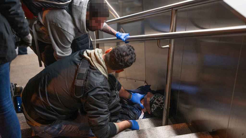 Uno de los 'fura' de Badalona socorre a la víctima de un apuñalamiento