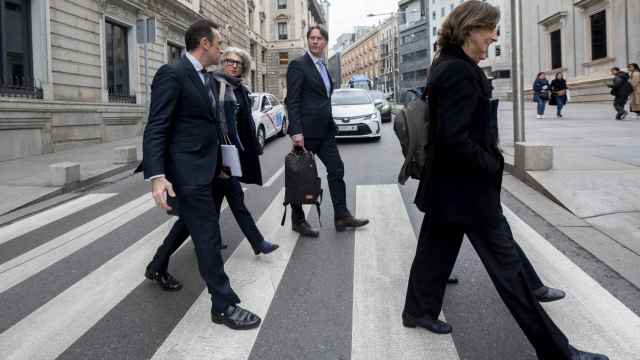La jurista Regina Kiener, el vicepresidente de la Comisión de Venecia, Martin Kujier, y la exministra de Justicia italiana, Marta Cartabia, a su salida de una reunión entre la Comisión de Venecia y la Comisión de Justicia, en el Congreso de los Diputados, a 8 de febrero