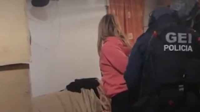 Agentes del Grupo Especial de Intervención de Mossos d'Esquadra detienen a una presunta integrante del grupo criminal especializado en robos a máquinas tragaperras