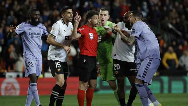 Joselu se queja a Gil Manzano por el gol anulado contra el Valencia