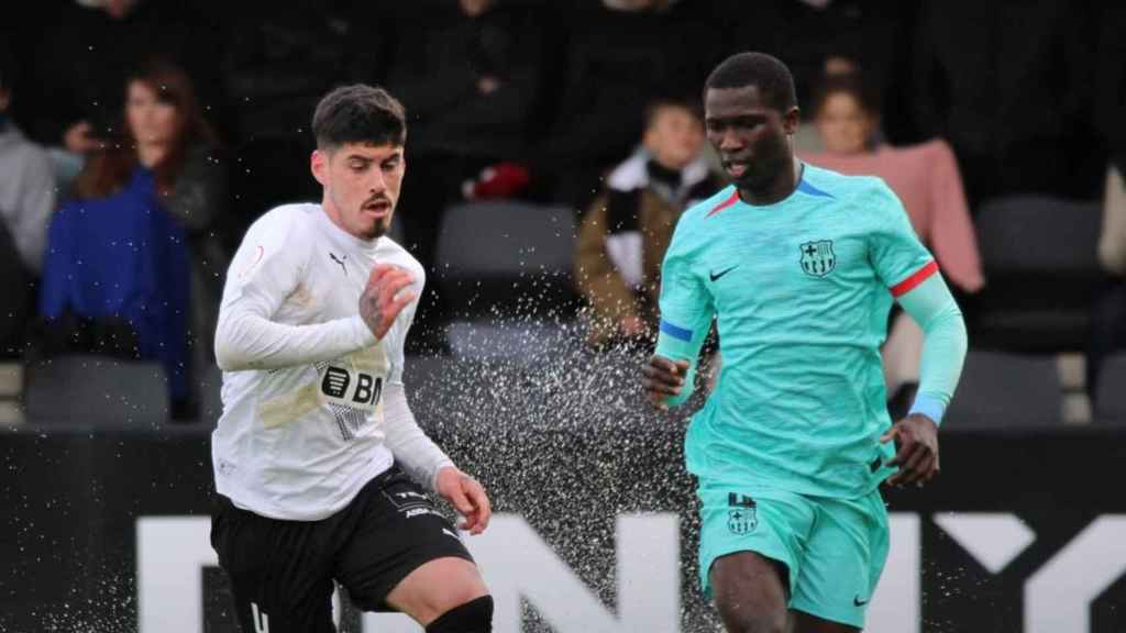 Mbacke defensa una acció en el partit del Barça B contra el Reial Unió