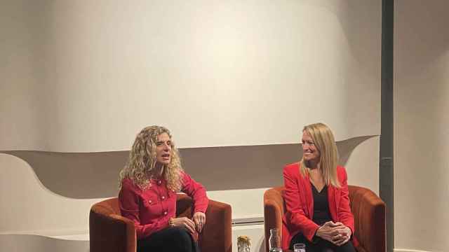 Eva Vila-massanas, socia cofundadora de Juno House (i), y Maria Eugènia Gay, segunda teniente de alcalde de Barcelona (d)