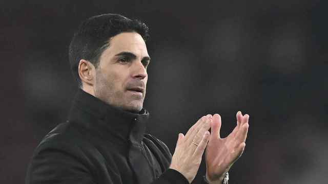 Mikel Arteta aplaude a sus jugadores durante un partido de Premier League