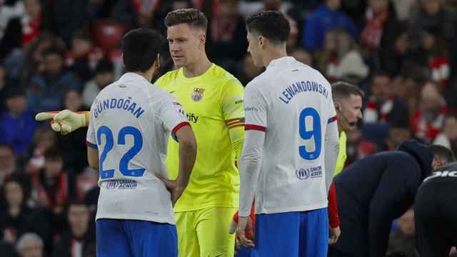 Ter Stegen habla con Gundogan durante el Athletic-Barça en San Mamés