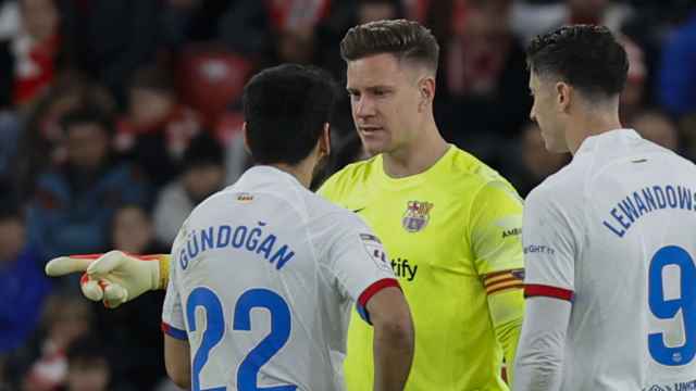 Ter Stegen habla con Gundogan durante el Athletic-Barça en San Mamés