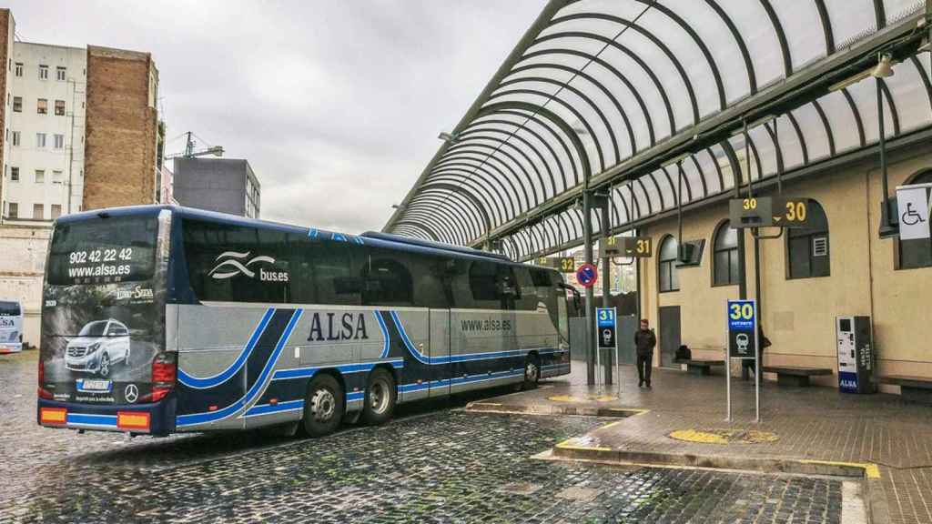 Imatge d'un bus d'Alsa a l'Estació del Nord de Barcelona