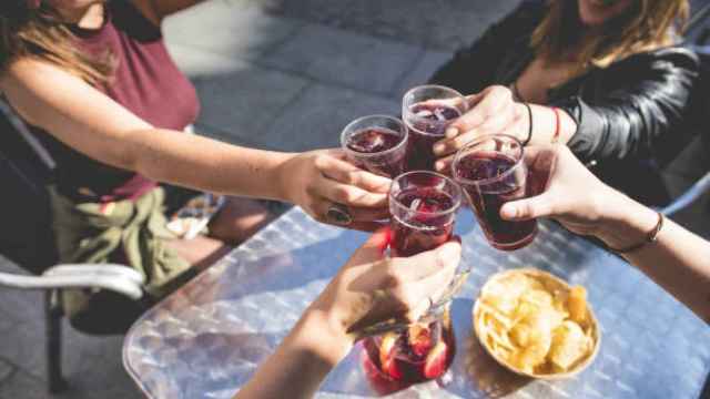 Gente haciendo el vermut