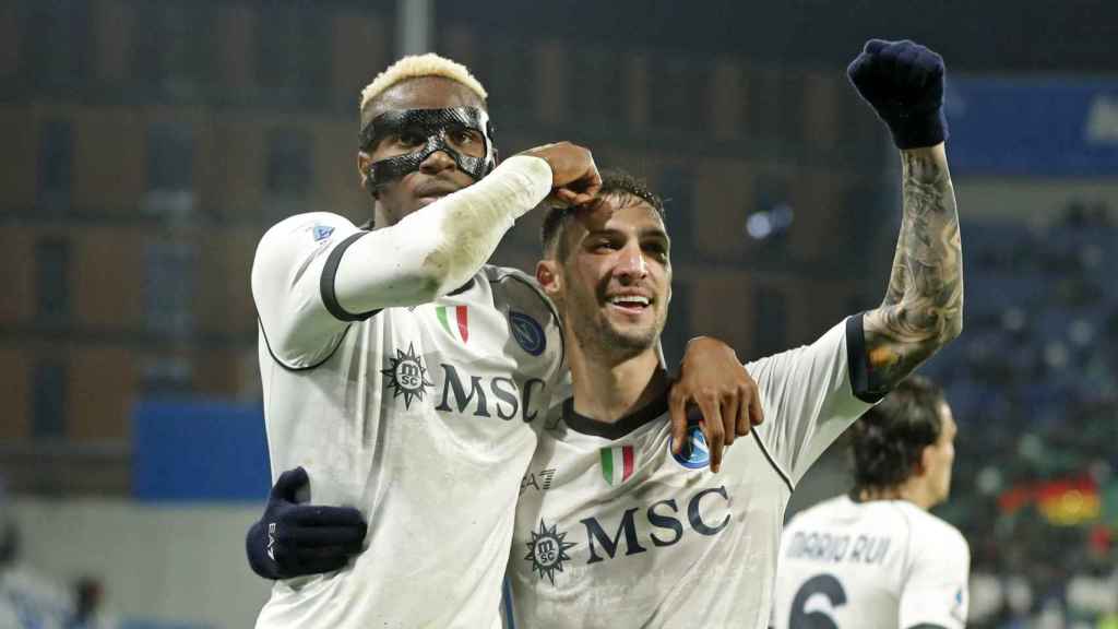 Victor Osimhen, al costat de Politano, en la victòria del Nàpols a la Sèrie A