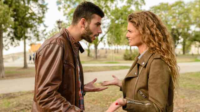 Imagen de archivo de dos personas discutiendo