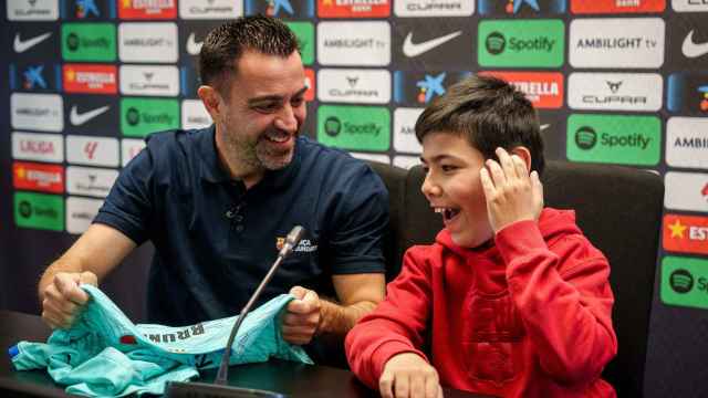 Xavi Hernández, junto a su fan Bruno, en una tarde en la Ciutat Esportiva
