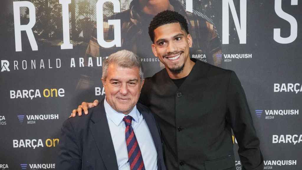 Joan Laporta y Ronald Araujo, en el estreno del documental 'Origins'