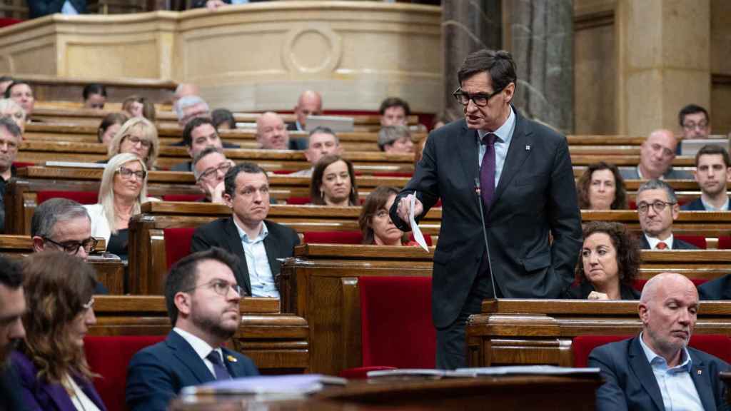 El líder del PSC, Salvador Illa, interviene durante una sesión de control al Govern