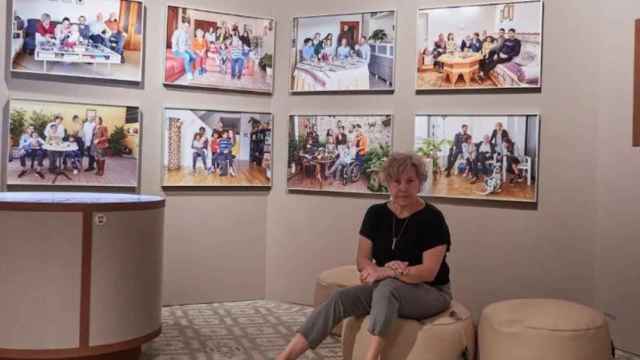 Adela Picón en una de las salas de su exposición sobre la familia