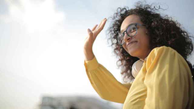 Imagen de archivo de una chica saludando