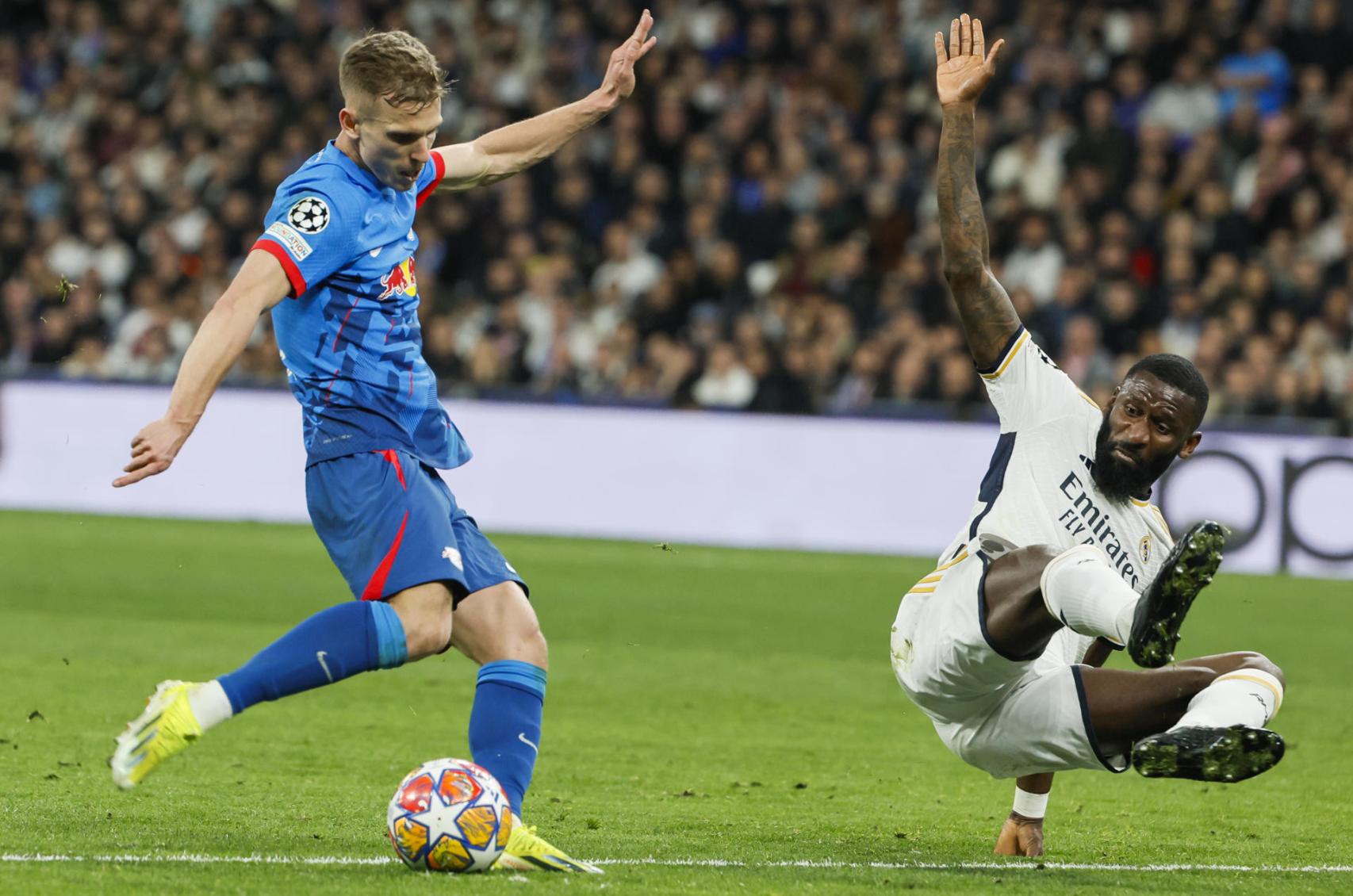 Dani Olmo prueba un chute contra el Real Madrid