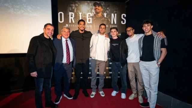 Xavi, Laporta, Araujo, los Joaos, Gavi y Raphinha, en el estreno del documental sobre el central uruguayo