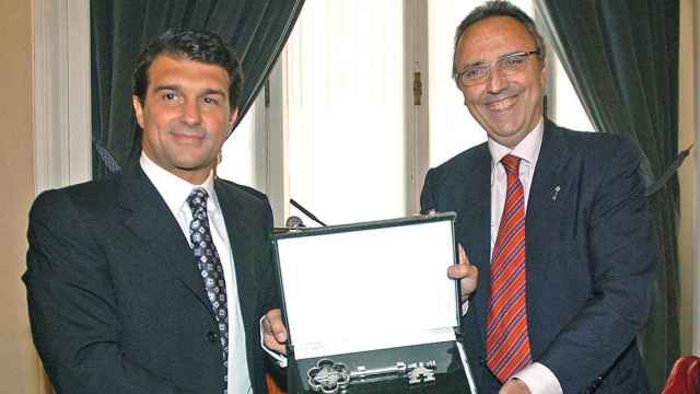 Joan Gaspart le entrega la llave de la ciudad de Barcelona a Joan Laporta