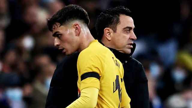 Xavi cambia a Pedri en un partido del Barça