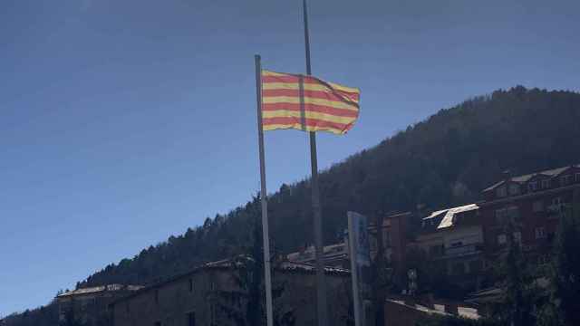 La 'senyera' en la entrada de Ripoll