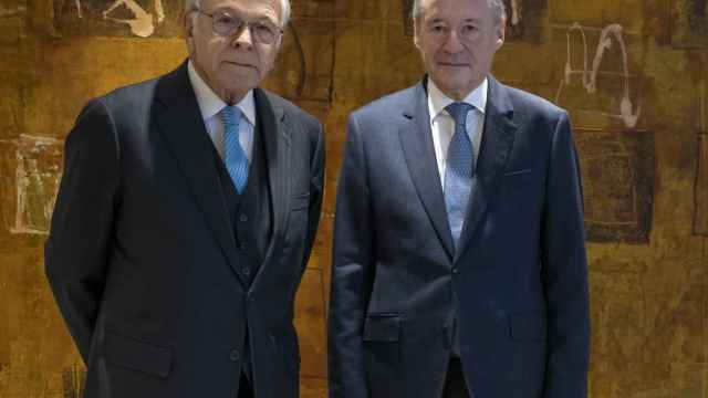 El presidente de Criteria Caixa, Isidro Fainé (izq.), junto al consejero delegado, Àngel Simón