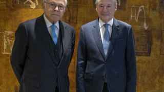 El presidente de Criteria Caixa, Isidro Fainé (izq.), junto al consejero delegado, Àngel Simón
