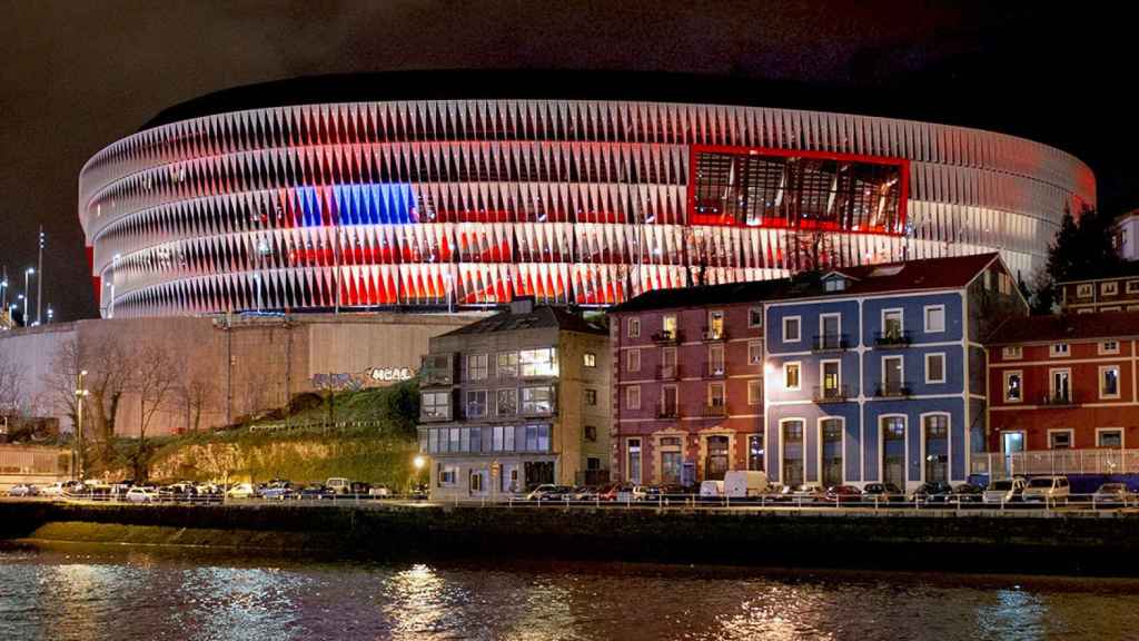 San Mamés, il·luminat al costat de la riera de Bilbao
