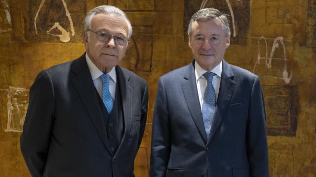 El presidente de Criteria Caixa, Isidro Fainé (izq.), junto al consejero delegado, Àngel Simón