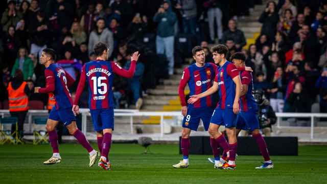 Los futbolistas del Barça festejan la victoria contra el Mallorca en Montjuïc