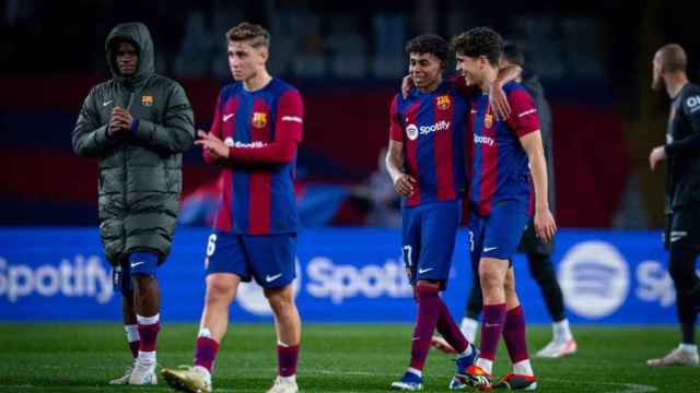 Lamine Yamal y Pau Cubarsí, abrazados tras vencer al Mallorca