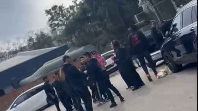 Jóvenes participan en una fiesta en las carreteras que suben a la montaña de Montjuïc