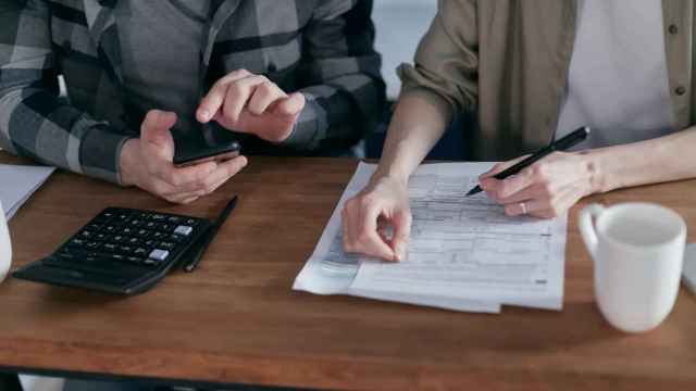 Dos personas hacen la declaración de la Renta