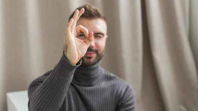 Imagen de archivo de un persona dando el visto bueno