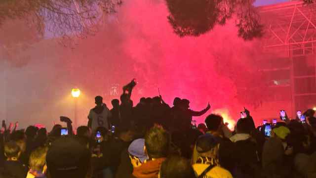 La afición del Barça se reunió a las afueras de Montjuïc para recibir al equipo de Xavi
