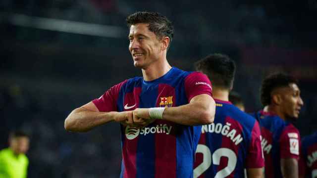 Lewandowski festeja un gol en la victoria liguera del Barça en Montjuïc