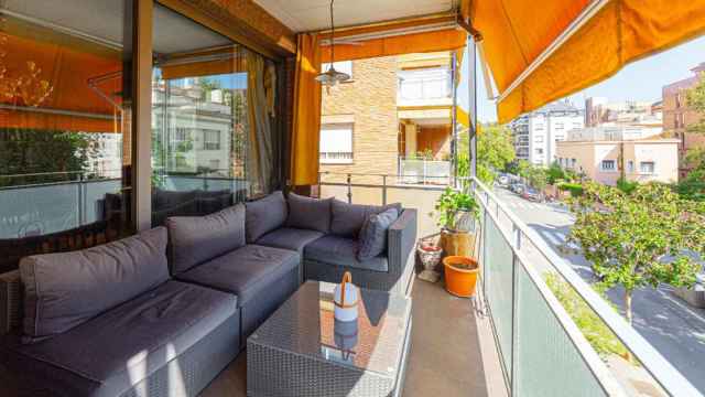 Un balcón de un piso en el barrio de Les Tres Torres, donde se celebró la reunión