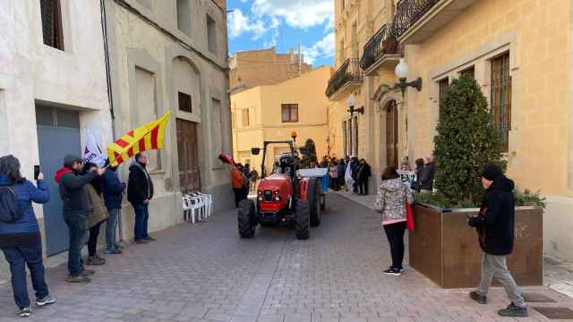Vecinos, agricultores y ecologistas protestan contra la construcción de la fábrica de elecfoil de Lotte en Mont-roig del Camp durante el pleno del Ayuntamiento