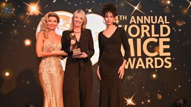 La directora de PortAventura Business & Events, Malin Nilsson, muestra el reconocimiento al mejor centro de convenciones