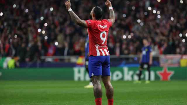 La celebración de Memphis Depay tras marcar el segundo gol contra el Inter
