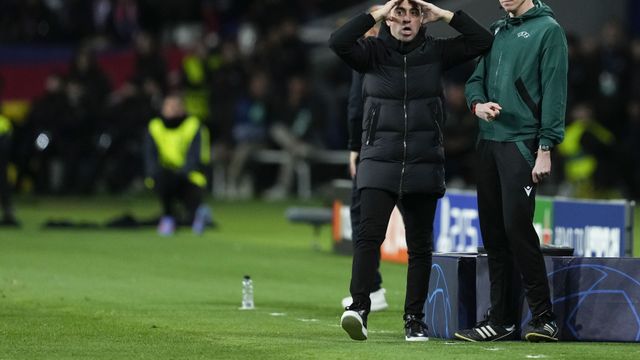Xavi lamenta una ocasión fallada en el partido contra el Nápoles