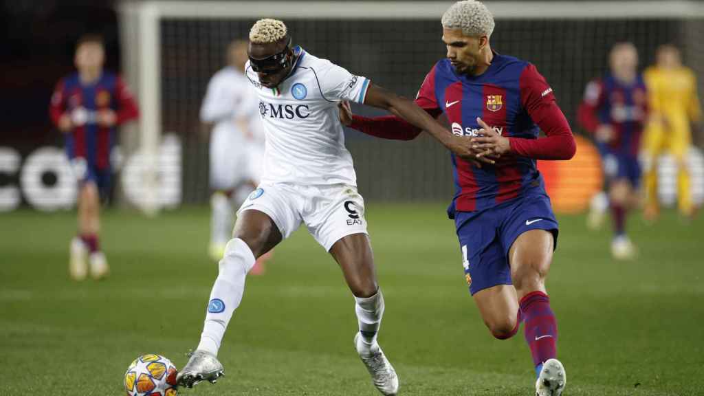 Ronald Araujo defensant a Osimhen a la Champions