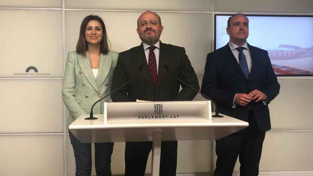 El líder del PP Alejandro Fernández, junto a los diputados Lorena Roldán y Daniel Serrano