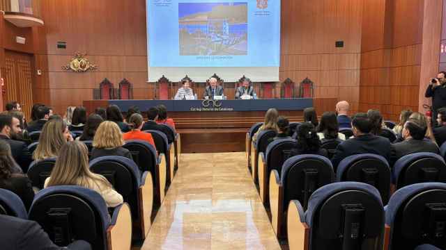 De izquierda a derecha: Rocío Ortega, representando de la Escuela Judicial/profesora del Área de Primera Instancia de la Escuela Judicial; José Alberto Marín, decano del Colegio Notarial de Cataluña; y José Marqueño, miembro de la Junta Directiva del Colegio Notarial de Cataluña
