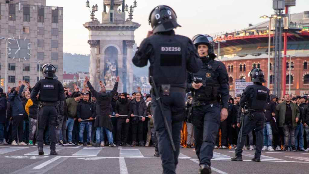 Agentes de la Brimo escoltando a los ultras del Nápoles en Barcelona